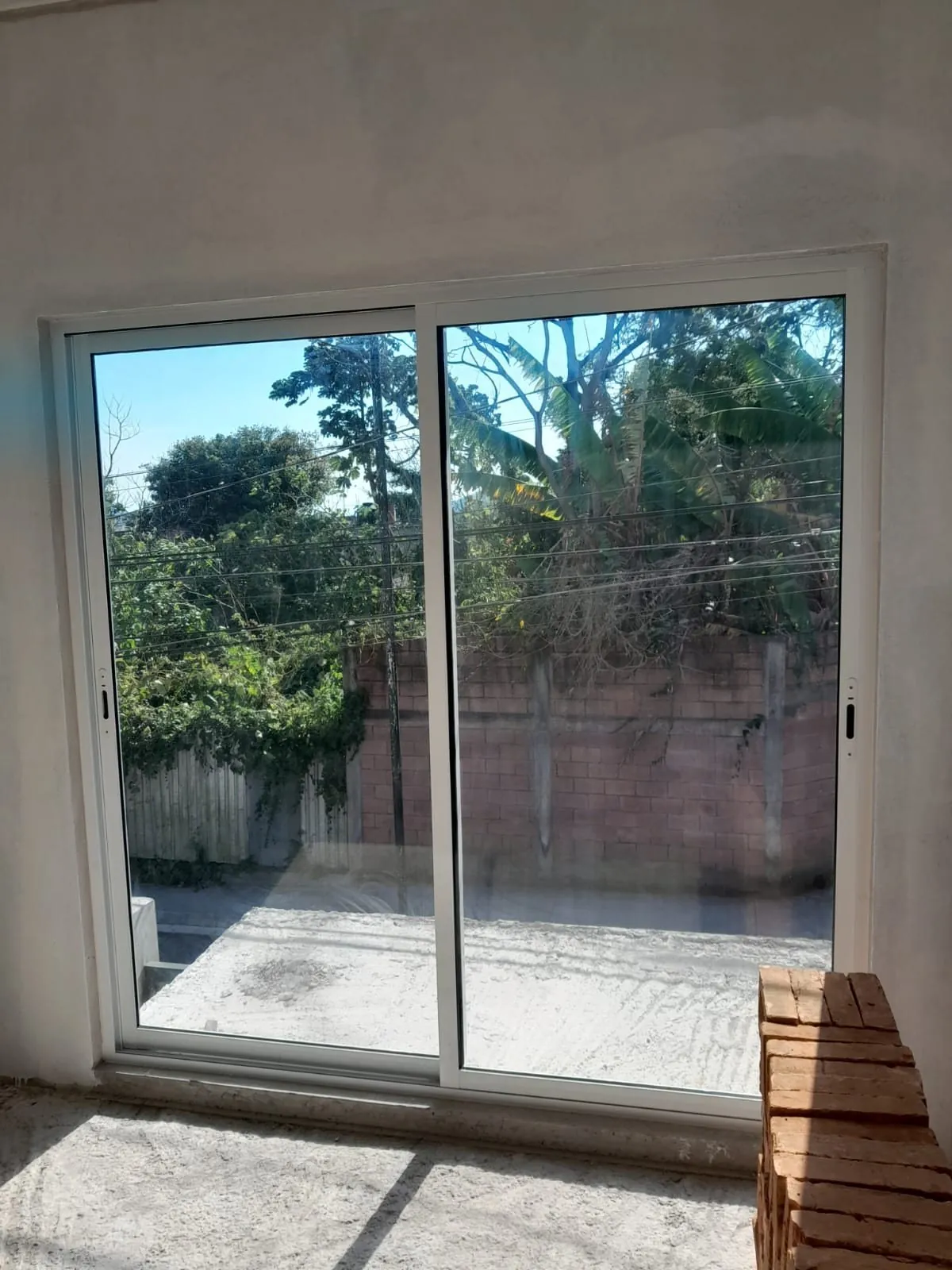 Ventanas y corredizas de aluminio blanco