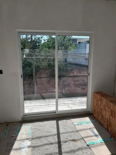 Ventanas y corredizas de aluminio blanco — foto 3