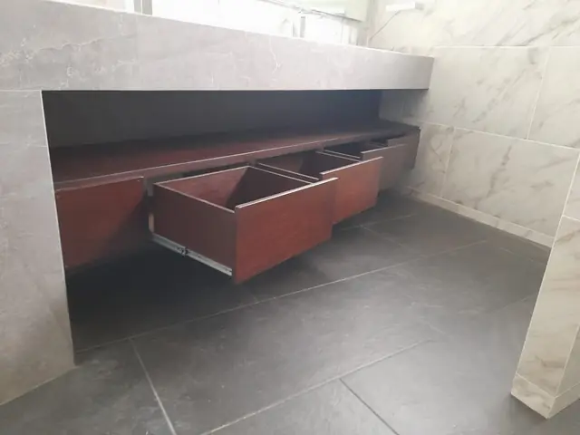 Baño con lavabo doble y cajones flotantes — foto 5
