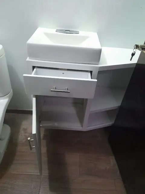 Remodelación de baño con cancel negro — foto 5