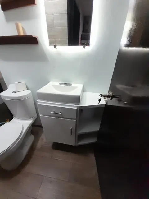 Remodelación de baño con cancel negro — foto 8