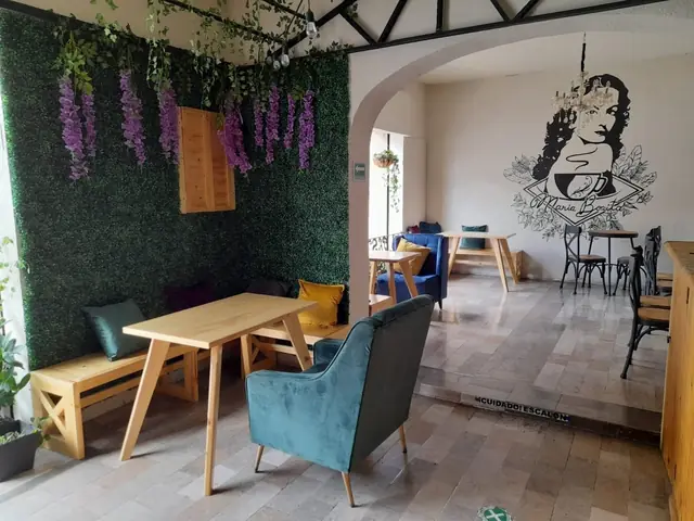 Cafetería: barra con vitrinas y mesas de pino — foto 2