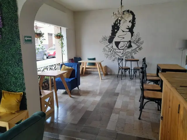 Cafetería: barra con vitrinas y mesas de pino — foto 4