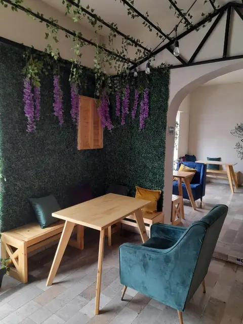Cafetería: barra con vitrinas y mesas de pino — foto 6