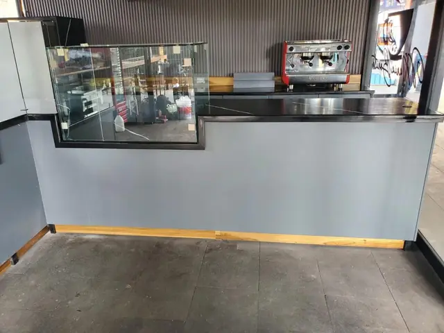 Cafetería: barra con vitrinas y mesas de pino — foto 7