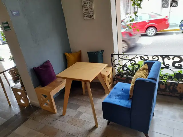 Cafetería: barra con vitrinas y mesas de pino — foto 8