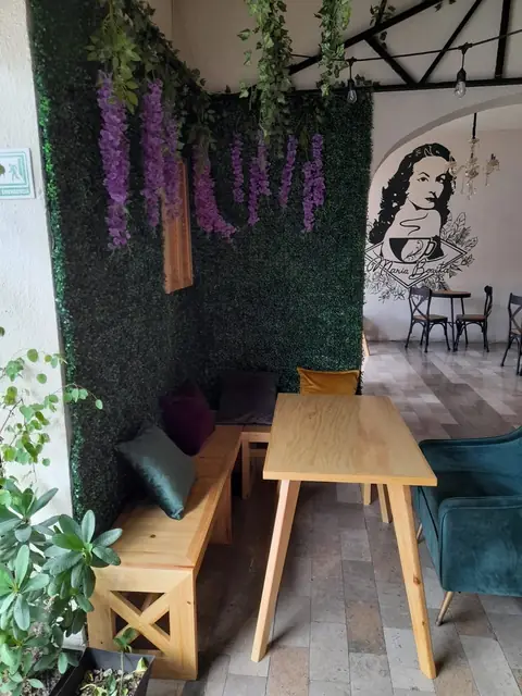 Cafetería: barra con vitrinas y mesas de pino — foto 10