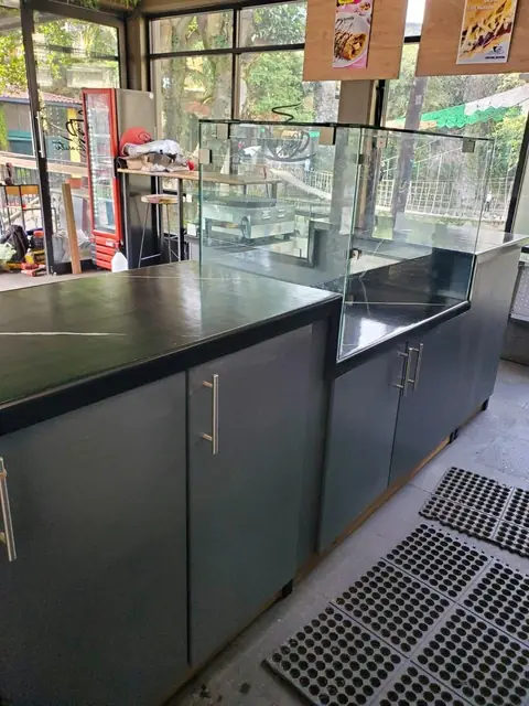 Cafetería: barra con vitrinas y mesas de pino — foto 11