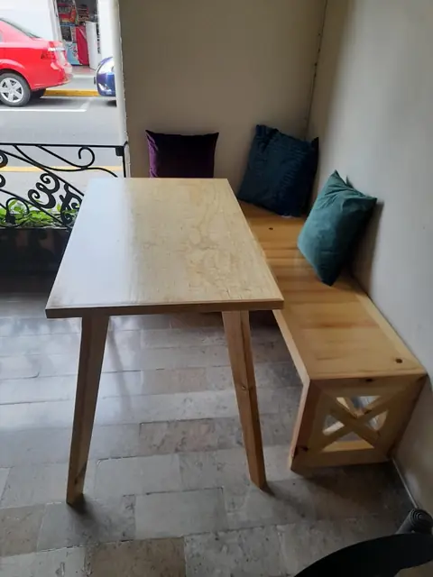 Cafetería: barra con vitrinas y mesas de pino — foto 12