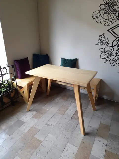 Cafetería: barra con vitrinas y mesas de pino — foto 13