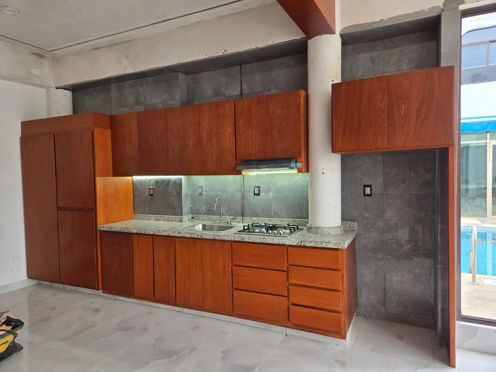 Casa en Boca del Río: cocina, clósets y plafón de madera
