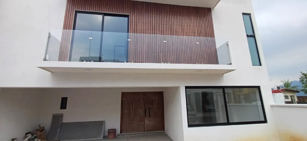 Casa moderna con barandal de cristal
