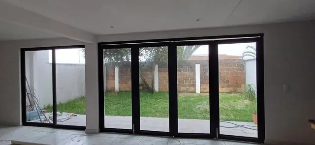 Casa moderna con barandal de cristal — foto 2