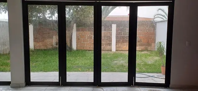 Casa moderna con barandal de cristal — foto 3
