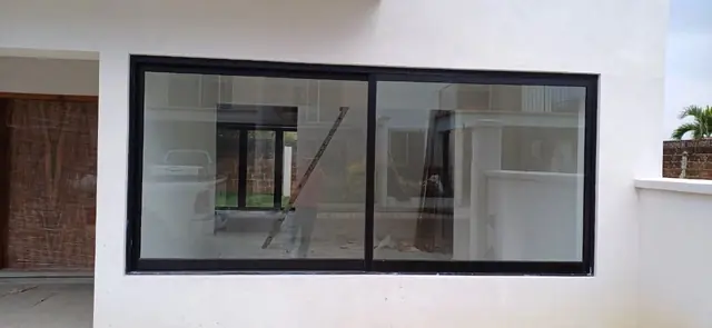 Casa moderna con barandal de cristal — foto 4