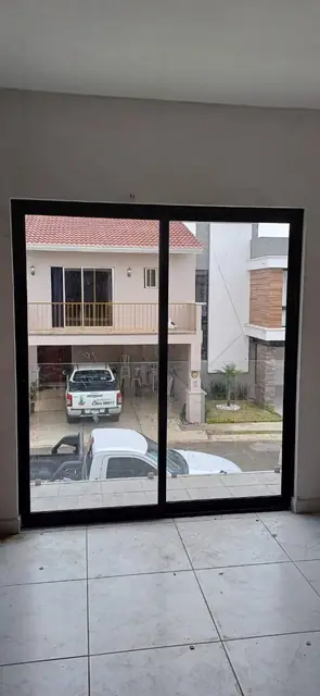 Casa moderna con barandal de cristal — foto 7