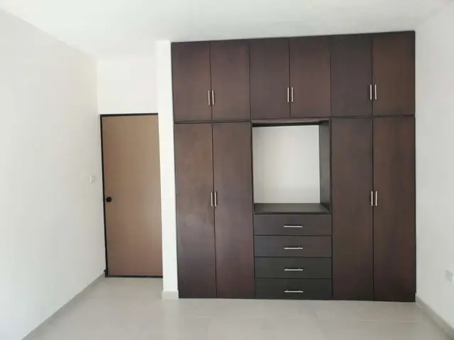 Casa con cancelería negra y clósets — foto 4