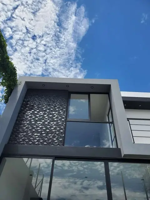 Casa con cancelería negra y clósets — foto 6