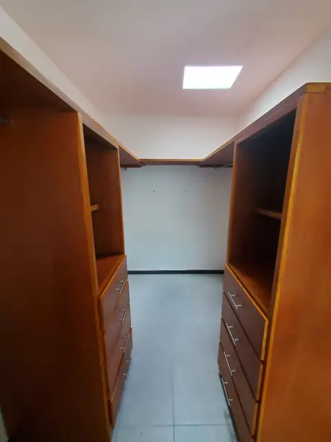 Casa con cancelería negra y clósets — foto 9