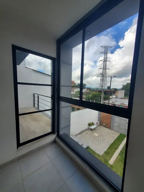 Casa con cancelería negra y clósets — foto 10