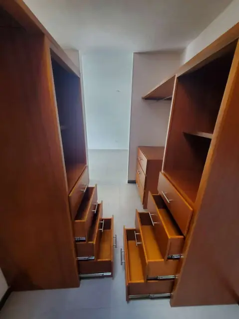 Casa con cancelería negra y clósets — foto 12