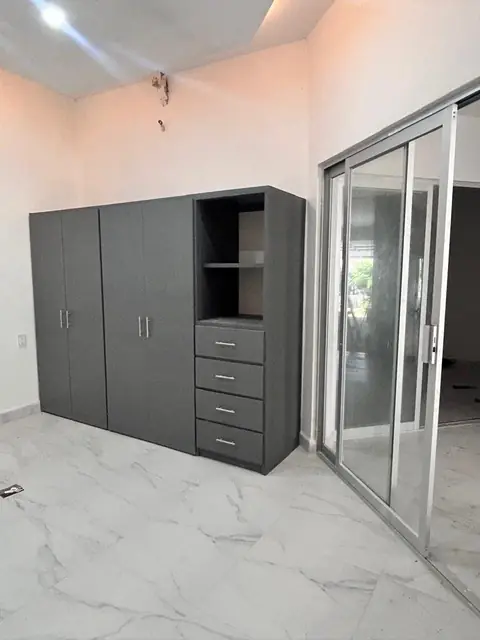Casa completa en gris: cocina, clósets y baños — foto 3