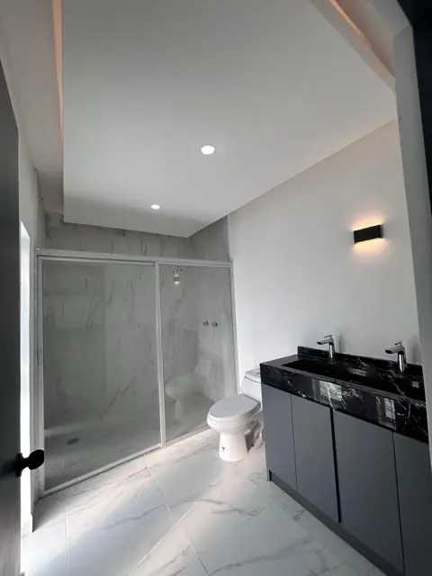 Casa completa en gris: cocina, clósets y baños — foto 4