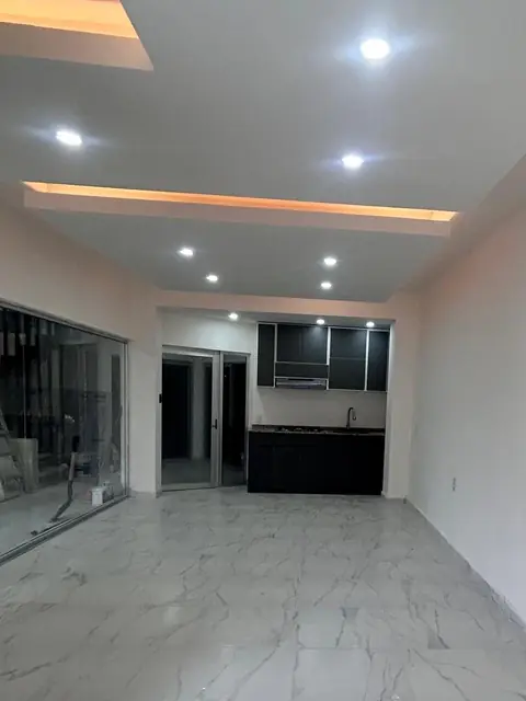 Casa completa en gris: cocina, clósets y baños — foto 6
