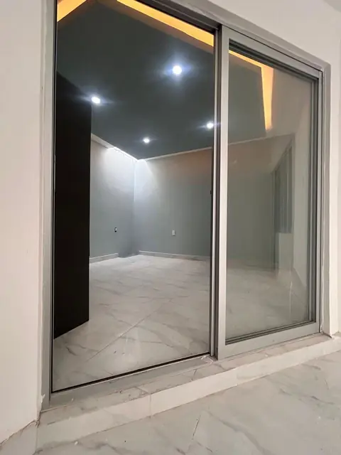 Casa completa en gris: cocina, clósets y baños — foto 7