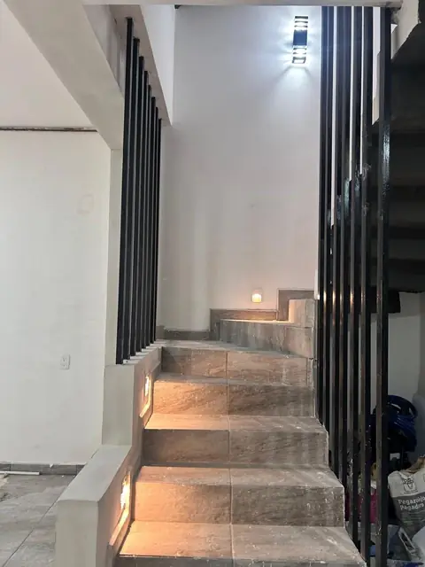Casa completa en gris: cocina, clósets y baños — foto 8