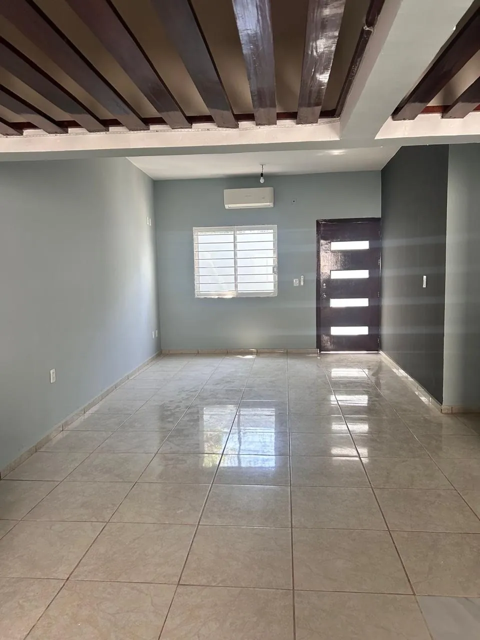 Casa con cocina, clósets y vigas de madera — foto 2