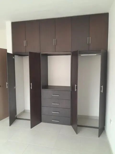 Clóset chocolate de piso a techo — foto 2
