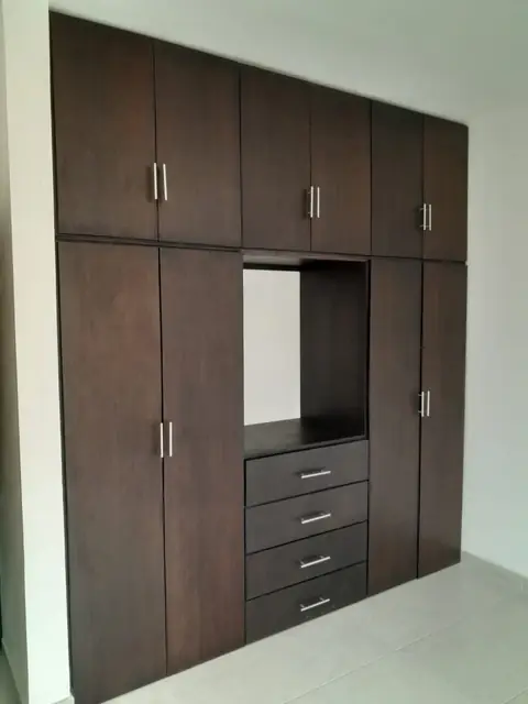 Clóset chocolate de piso a techo — foto 3