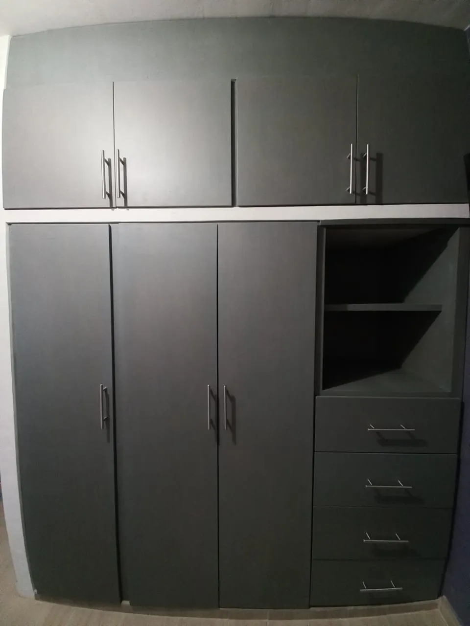 Clósets en gris y tono madera