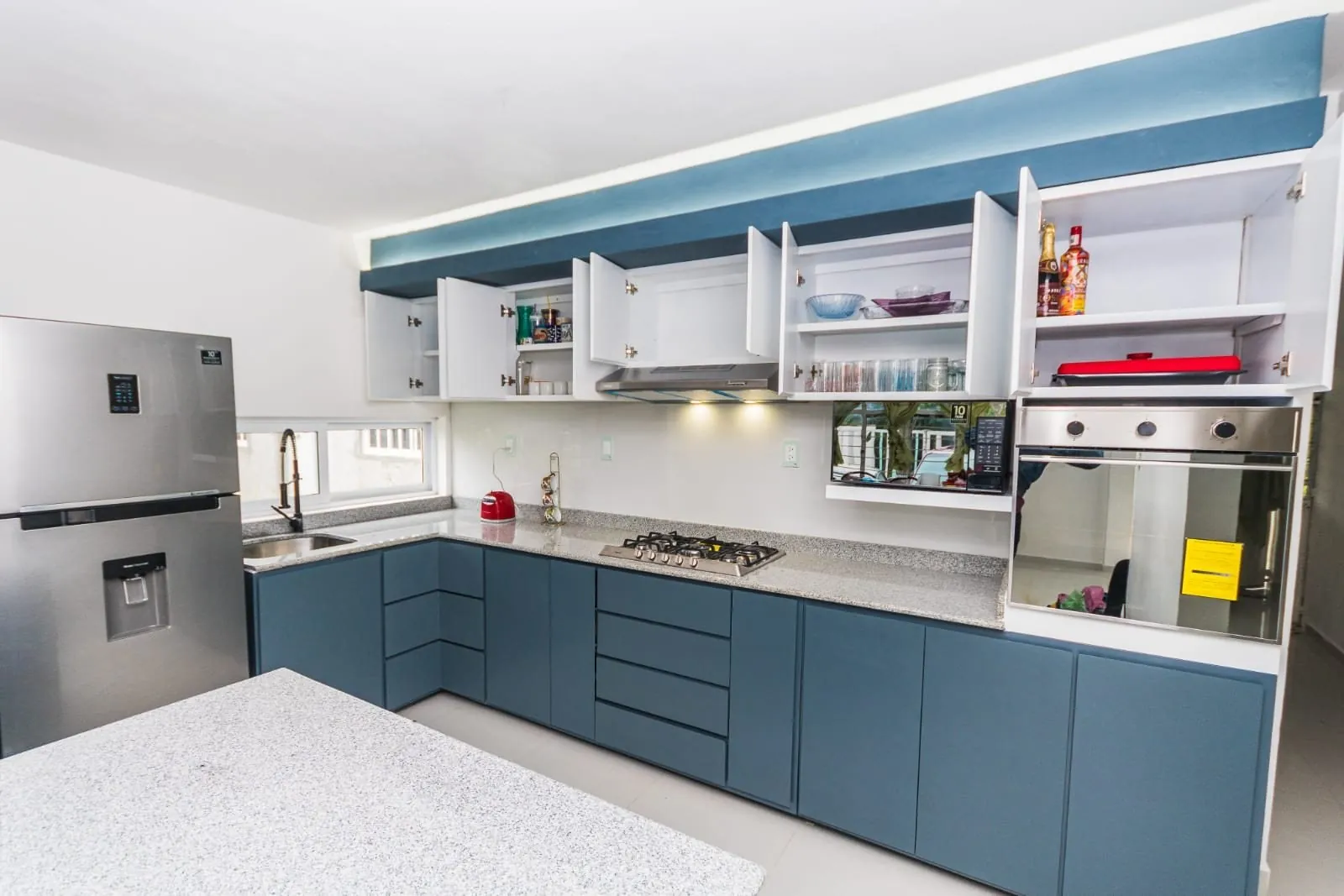 Cocina azul petróleo con isla