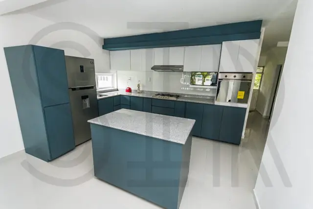 Cocina azul petróleo con isla — foto 2
