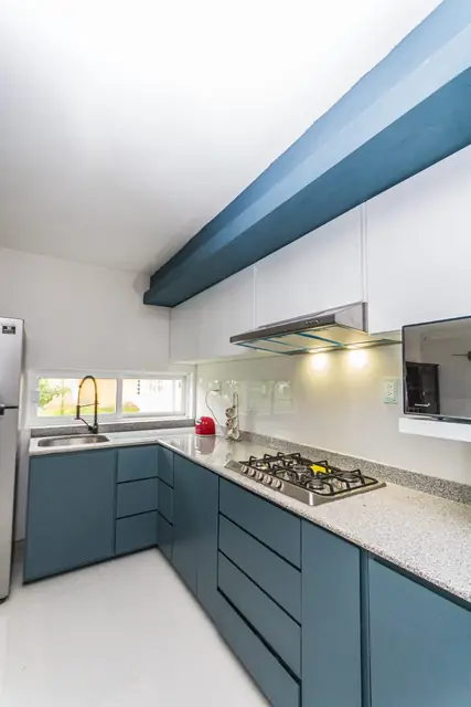 Cocina azul petróleo con isla — foto 6