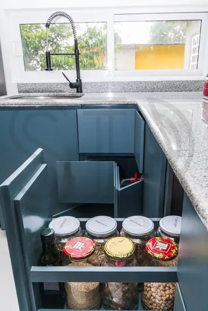Cocina azul petróleo con isla — foto 8