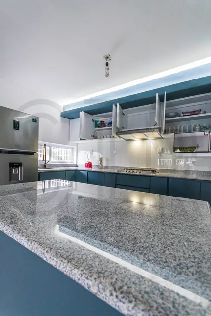 Cocina azul petróleo con isla — foto 11