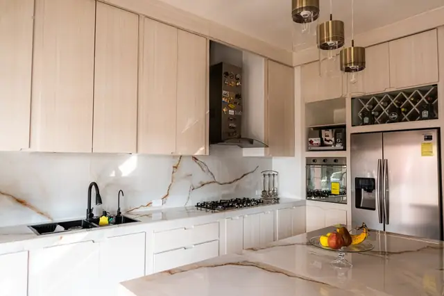 Cocina en madera clara con isla tipo ónix — foto 3