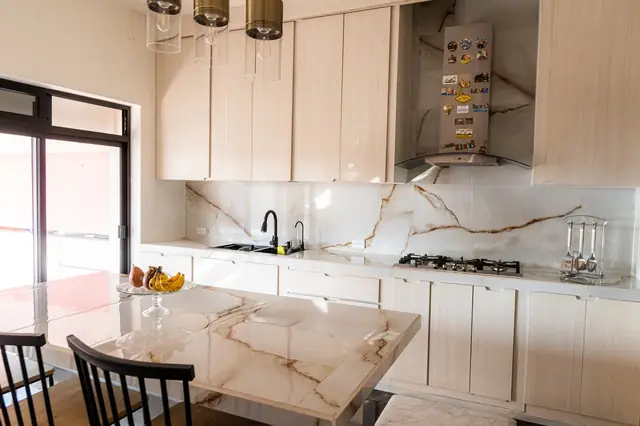 Cocina en madera clara con isla tipo ónix — foto 5