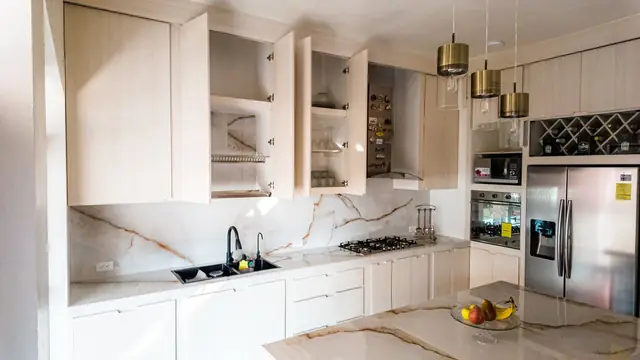 Cocina en madera clara con isla tipo ónix — foto 6