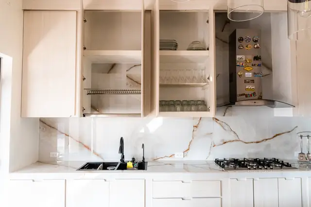 Cocina en madera clara con isla tipo ónix — foto 7