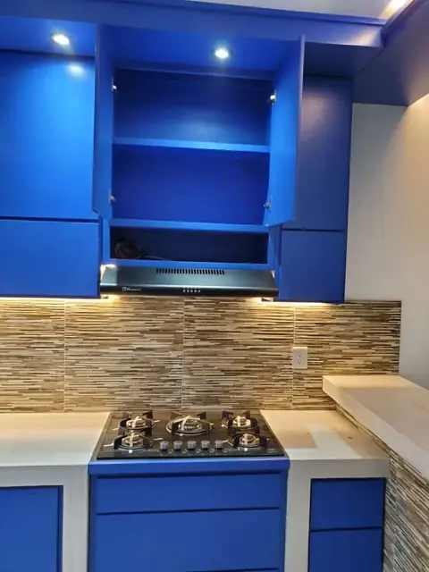 Cocina azul con plafón iluminado — foto 2