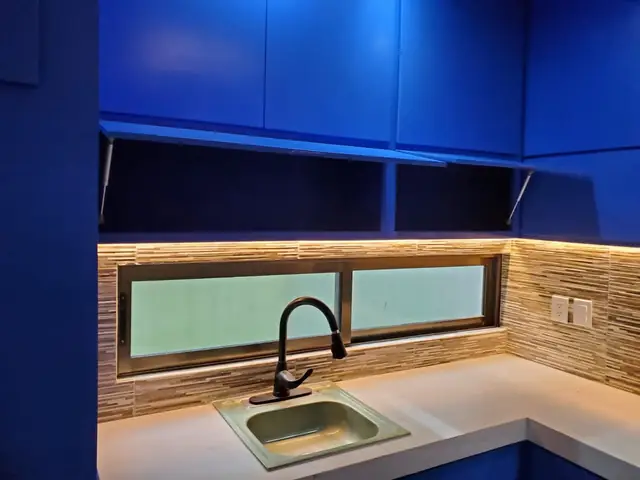 Cocina azul con plafón iluminado — foto 3