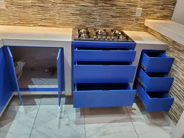 Cocina azul con plafón iluminado — foto 4