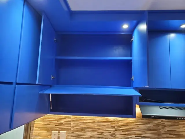 Cocina azul con plafón iluminado — foto 5