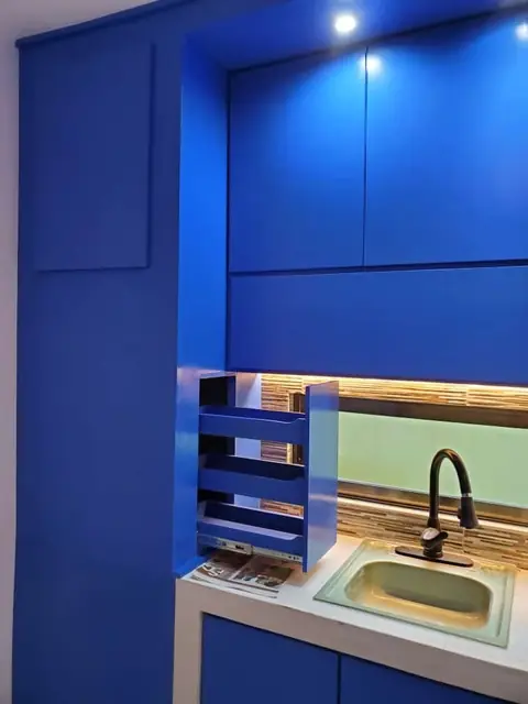 Cocina azul con plafón iluminado — foto 6