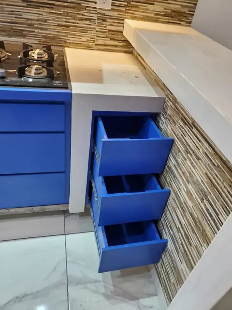 Cocina azul con plafón iluminado — foto 7