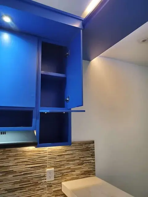 Cocina azul con plafón iluminado — foto 9